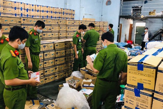Công an TP.HCM bắt Tổng giám đốc Công ty Đông Nam Á vì trục lợi vụ bán găng tay y tế