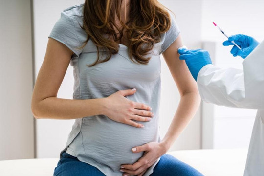 Nghiên cứu mới: Vắc xin COVID-19 không liên quan đến sinh non 