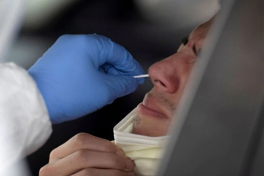 Chuyên gia: Lấy mẫu xét nghiệm nhanh từ mũi có thể không sớm phát hiện với Omicron