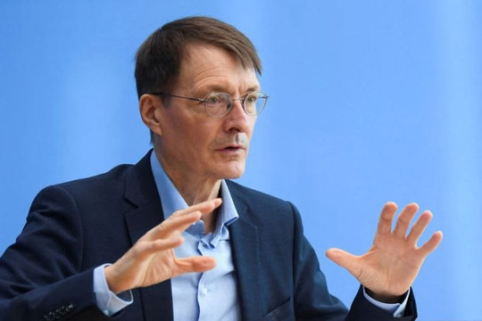 Bộ trưởng Y tế Đức: Cần phát triển nhanh vắc xin mới để chống biến thể nguy hiểm hơn Omicron