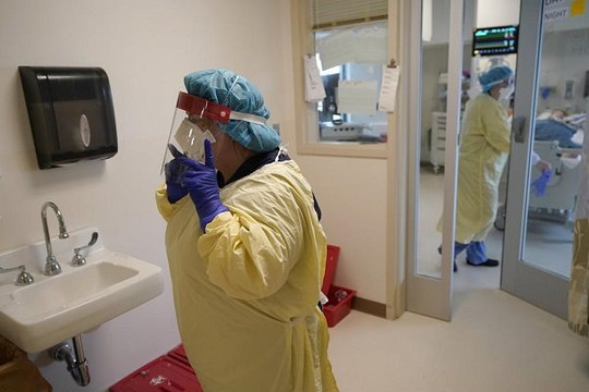 Một số bệnh viện Mỹ cho nhân viên nhiễm COVID-19 tiếp tục làm việc