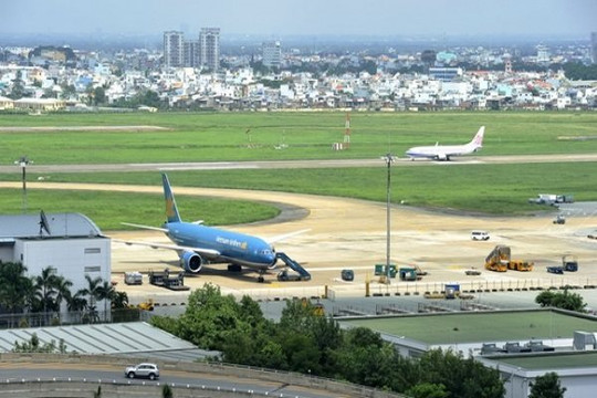 Máy bay hạ cánh trượt khỏi đường băng sân bay Chu Lai hơn 60m