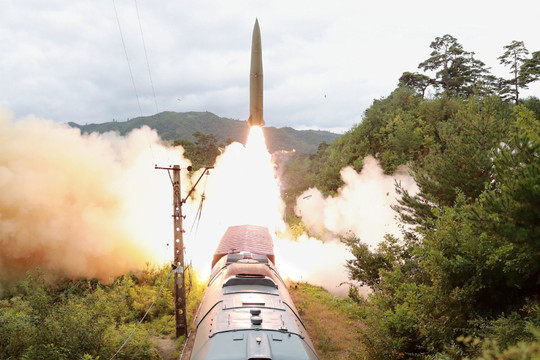Mỹ vừa lên án, Triều Tiên đáp lại bằng việc phóng tiếp 2 tên lửa từ tàu hỏa