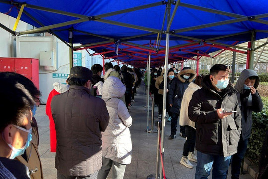 Dòng người xếp hàng chờ xét nghiệm để rời Bắc Kinh sau ca Omicron cộng đồng đầu tiên