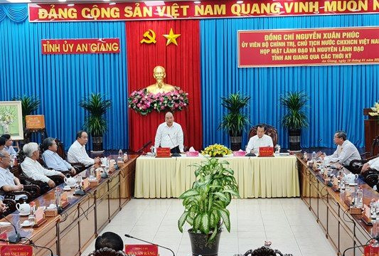 Chủ tịch nước Nguyễn Xuân Phúc gặp mặt, chúc Tết các nguyên lãnh đạo tỉnh An Giang