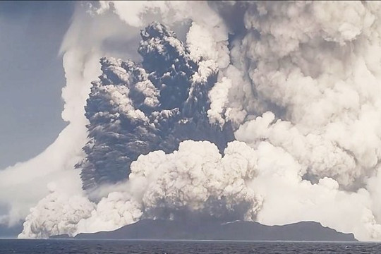 Khó khăn trong giám sát núi lửa vừa phun trào ngoài khơi Tonga