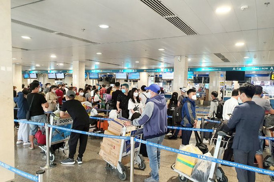 Sân bay Tân Sơn Nhất đông nghịt người về quê ăn tết do các địa phương bỏ yêu cầu cách ly