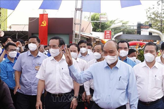 Chủ tịch nước Nguyễn Xuân Phúc trao quà Tết cho công nhân, người lao động tại TP.HCM