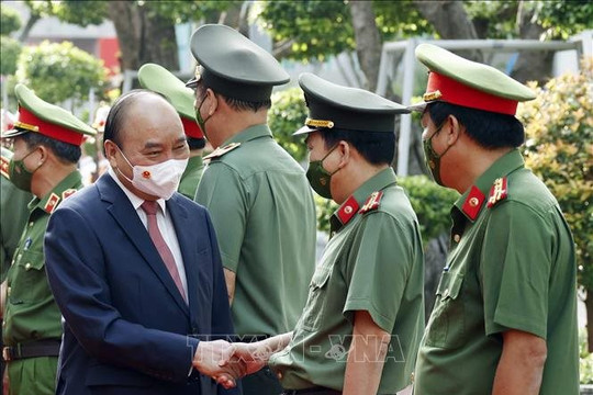 Chủ tịch nước Nguyễn Xuân Phúc chúc Tết Công an TP.HCM