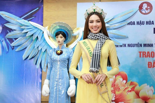 Hoa hậu Thùy Tiên trao tặng trang phục thi Miss Grand cho bảo tàng