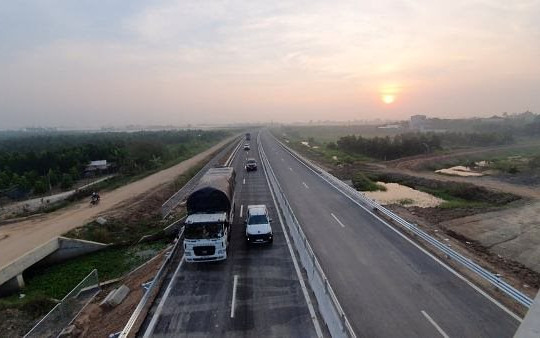 Cao tốc Trung Lương – Mỹ Thuận chính thức cho xe chạy, tài xế băn khoăn vì không có làn dừng khẩn cấp