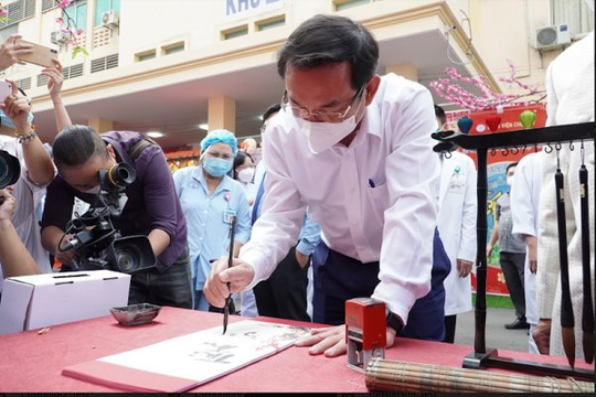 Bí thư TP.HCM khen 'Bệnh viện Chợ Rẫy có những việc làm rất đáng khâm phục'