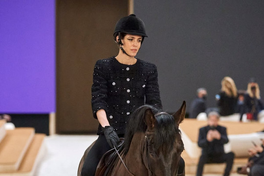 Công chúa Monaco cưỡi ngựa trong show diễn của Chanel gây tranh cãi