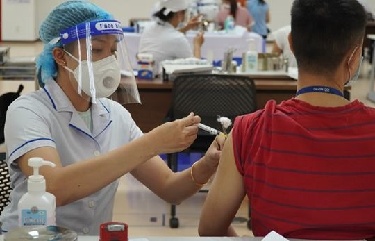 TP.HCM tổ chức tiêm vắc xin phòng COVID-19 xuyên Tết 2022