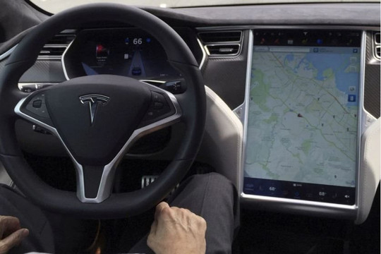 Chuyên gia phản ứng khi tỷ phú Elon Musk  đặt cược vào phần mềm tự lái ô tô điện và robot Optimus
