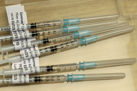 Tiêm mũi vắc xin tăng cường có thể giảm đến 800.000 ca nhập viện do Omicron ở châu Âu