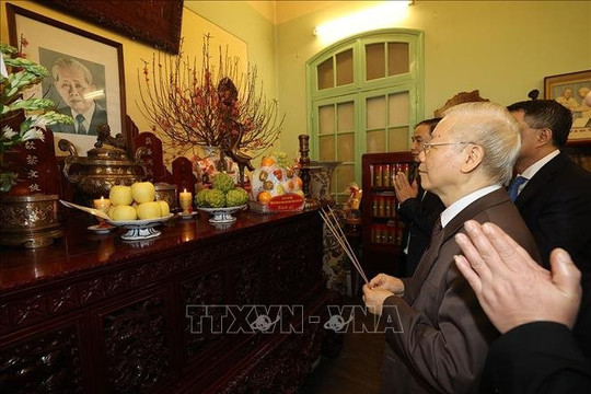 Tổng bí thư Nguyễn Phú Trọng đến nhà thắp hương tưởng niệm 4 cố tổng bí thư