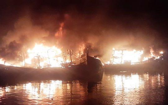 Kiên Giang: ‘Bà hỏa’ ghé thăm cảng Ba Hòn làm nhiều tàu cá bốc cháy