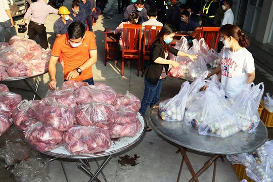 An Giang: Chia thịt cho những người làm đẹp đường phố đón Tết