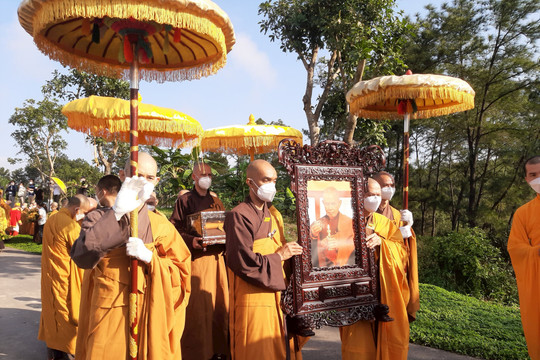 Thực hiện nghi lễ Trà tỳ theo di nguyện của Thiền sư Thích Nhất Hạnh