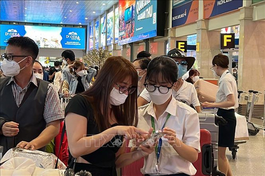 Sân bay Tân Sơn Nhất đón trên 74.000 khách trong ngày mùng 2 tết