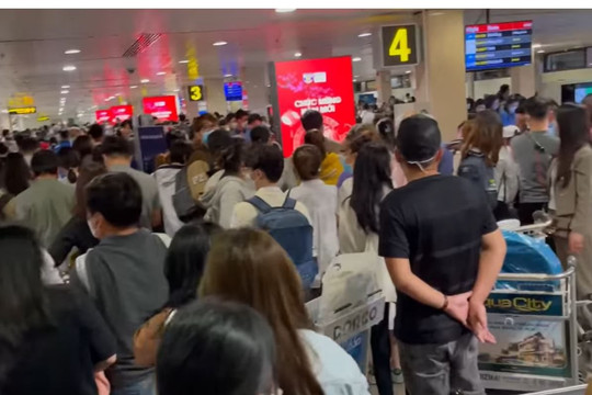 Mùng 6 Tết: Khách ồ ạt đổ về sân bay Nội Bài, Tân Sơn Nhất 