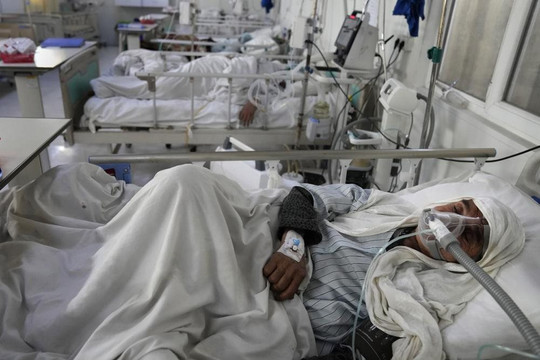 Afghanistan chưa có dụng cụ xác định Omicron, đợt dịch mới làm hệ thống y tế sụp đổ