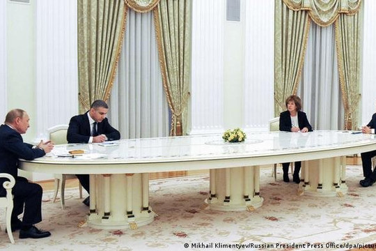 Putin dùng bàn siêu to để áp chế  tinh thần Macron khi họp giải quyết vấn đề Ukraine?