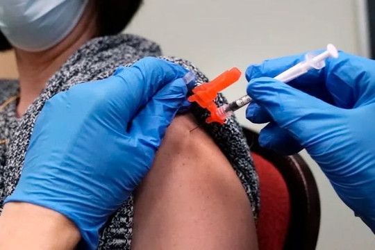 ‘Rất ít người chết vì COVID-19 khi đã tiêm mũi vắc xin Pfizer/Moderna tăng cường’