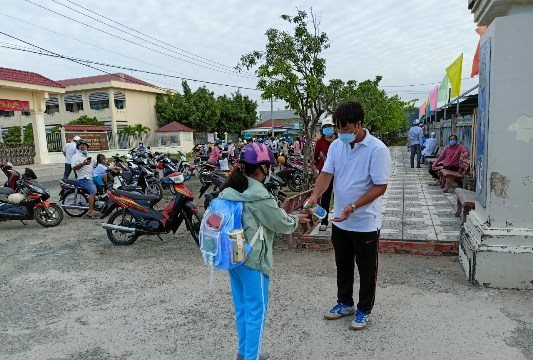 Học sinh tiểu học ở Cà Mau háo hức trong ngày trở lại trường
