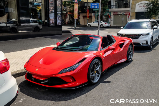 Cận cảnh siêu xe Ferrari F8 Spider màu đỏ, trị giá hơn 1 triệu USD trên đường phố Sài Gòn