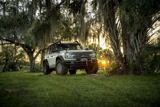 Ford Bronco Everglades 2022: SUV địa hình trang bi thước đo mực nước