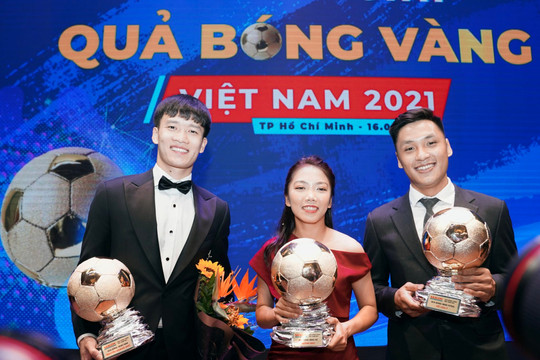 Hoàng Đức giành Quả bóng vàng Việt Nam 2021