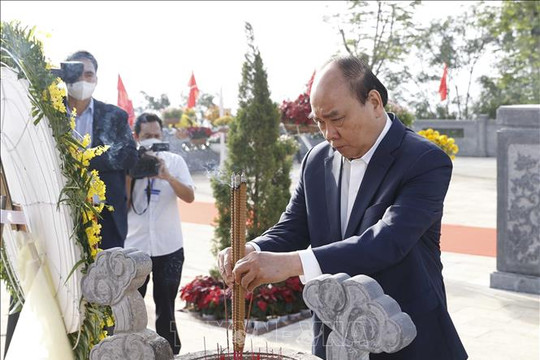 Chủ tịch nước dâng hương tại Khu mộ chí sĩ yêu nước Huỳnh Thúc Kháng