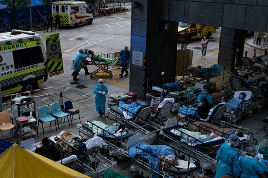 Số ca nhiễm COVID tăng gấp 60 lần sau 2 tuần, Hồng Kông hoãn bầu cử