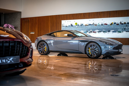 Cận cảnh xe thể thao Aston Martin DB11 thứ 7, nhập khẩu chính hãng có giá 18,8 tỉ đồng