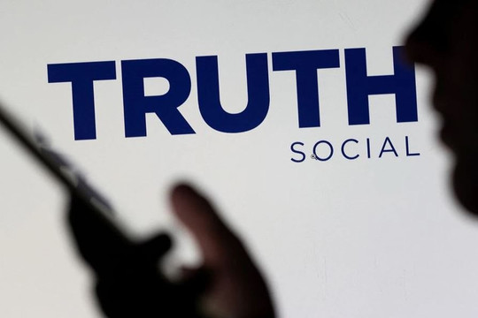 Truth Social đứng đầu lượt tải xuống App Store, cổ phiếu công ty liên kết với ông Trump tăng vọt