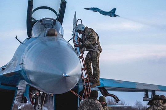 Bị máy bay thành viên NATO chặn đường, phi công Ukraine đầu hàng