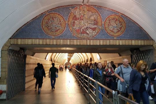 Cận cảnh kiến trúc ga tàu điện ngầm sâu nhất thế giới ở thủ đô Kyiv, Ukraine 