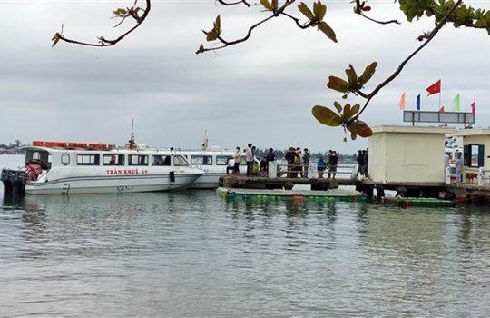 Huy động mọi phương tiện cứu nạn vụ lật tàu khiến 13 người chết ở biển Cửa Đại