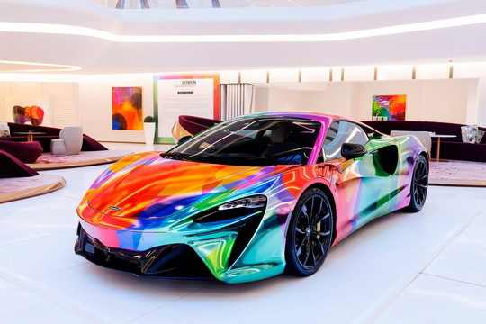 McLaren Artura “hóa” Art Car sắc màu sau khi qua tay nữ nghệ sĩ người Anh