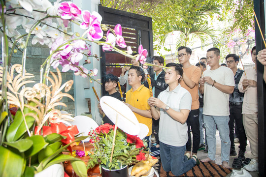 Dàn nghệ sĩ đến nhà ca sĩ Quang Hà cúng Tổ nghiệp
