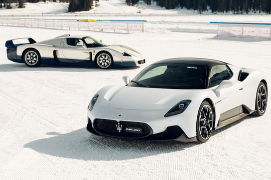 Bộ đôi Maserati MC12 và MC20 song hành trên đường đua băng tuyết