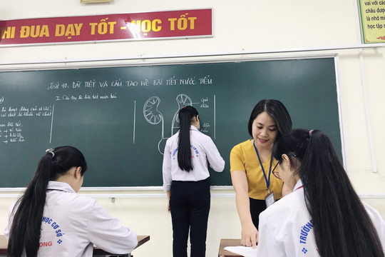 Hà Nội cho học sinh từ khối lớp 7 quay trở lại trường học trực tiếp