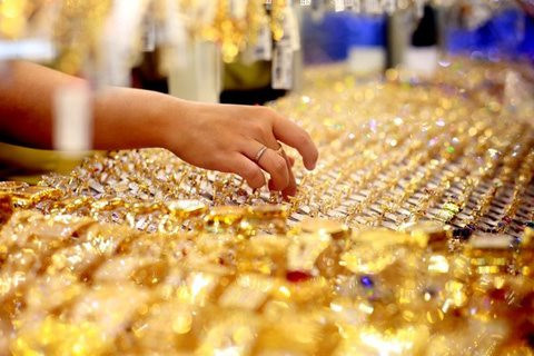 Giá vàng miếng SJC vượt ngưỡng 70 triệu đồng, đắt hơn vàng thế giới một cách khó tin