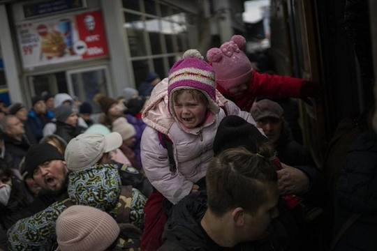 Ukraine vất vả lo cho người đi di tản