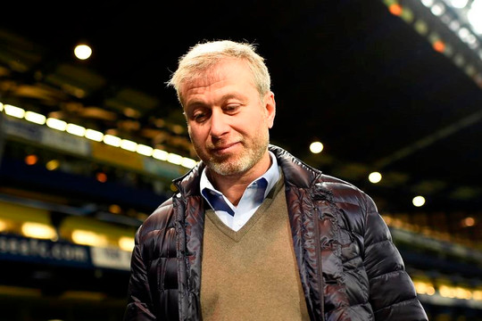 Bị Anh đóng băng tài sản, Abramovich không thể bán Chelsea