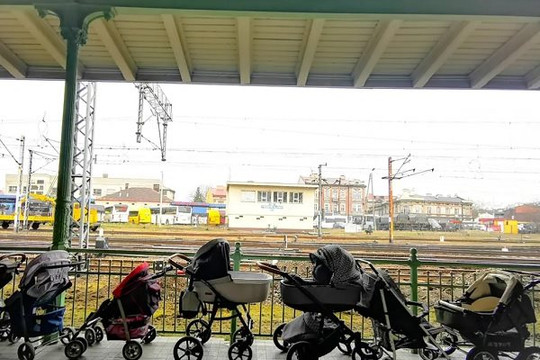 Các bà mẹ Ba Lan để xe đẩy tại trạm xe lửa cho người tị nạn Ukraine