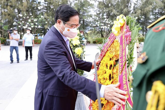 Thủ tướng Phạm Minh Chính dâng hương tưởng niệm chiến sĩ Gạc Ma