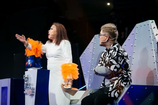 Siu Black và Phương Thanh cùng ném giày cho thí sinh tại Rock Việt vì phấn khích